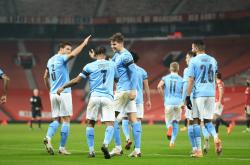 问鼎入口 -里程碑夜广东宏远再遭质疑，足总杯清晨刷纪录，悬念犹存，心理建设被强调的简单介绍